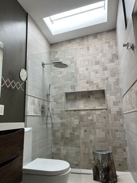 Building Photo - 5177 Carlingford Ave