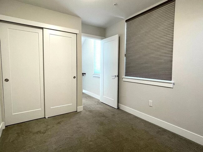 Building Photo - 2 Bedroom 2 Full Bathrooms and 2 Half Bath...