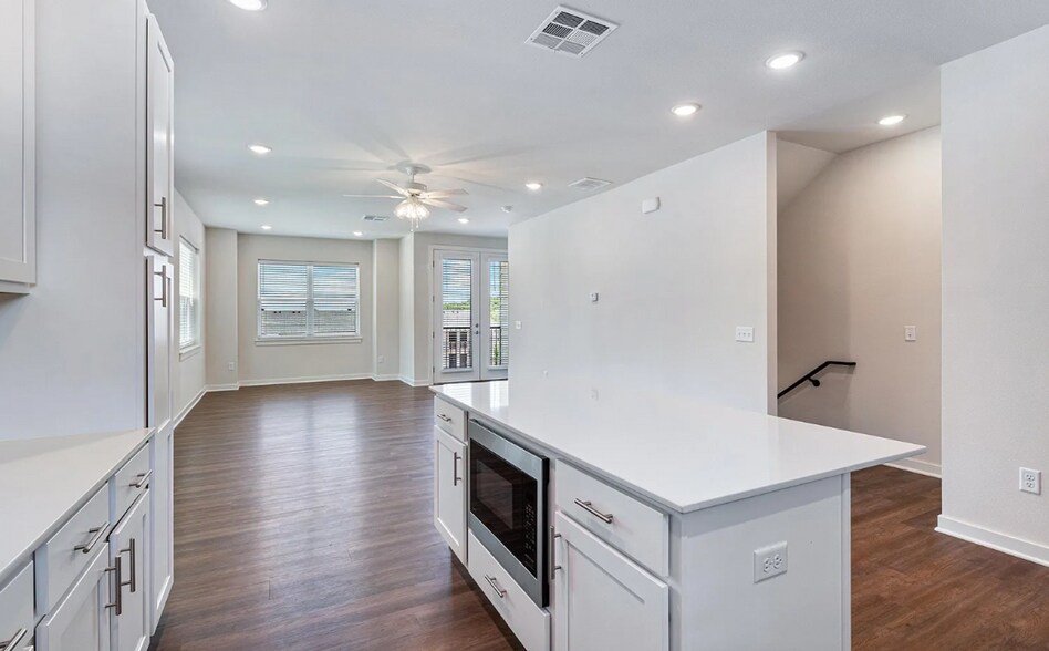 Building Photo - 619 Whitham Ave