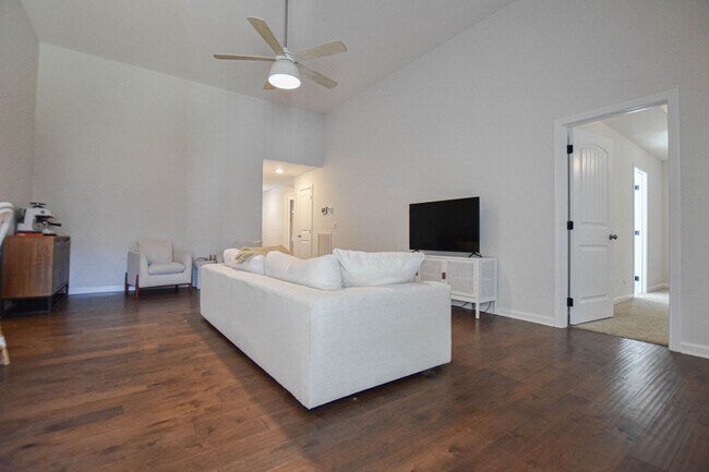 Building Photo - Pet Friendly Three Bedroom!