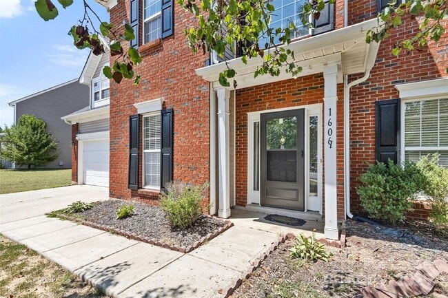 Building Photo - 16061 Stuarts Draft Ct