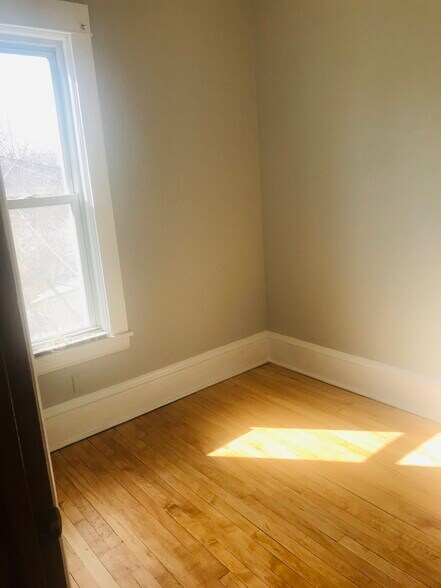 Building Photo - 712 6th St NE