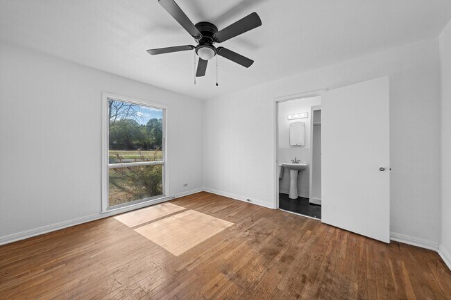 Building Photo - 3025 Mitchell Ave