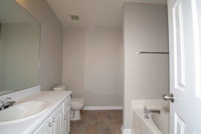 Building Photo - BEAUTIFUL 3 BEDROOM / 2 BATH HOME WITH PRIVACY FENCE!
