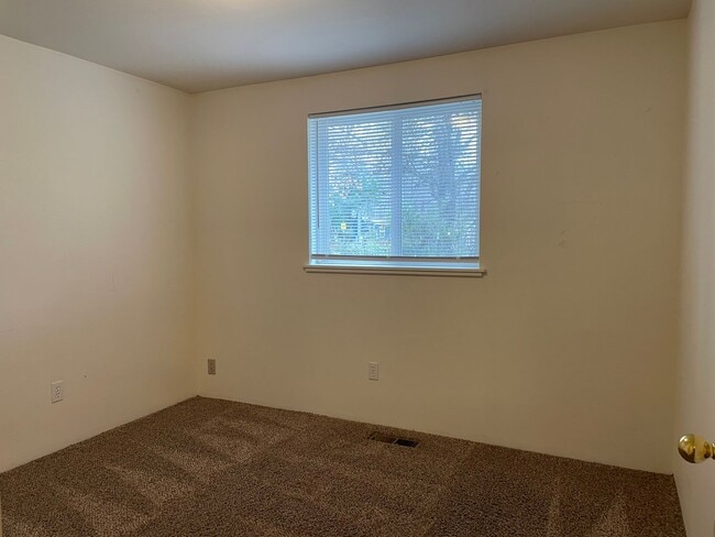 Building Photo - This 3 bedroom 2 bathroom home is located in beautiful Shady Cove