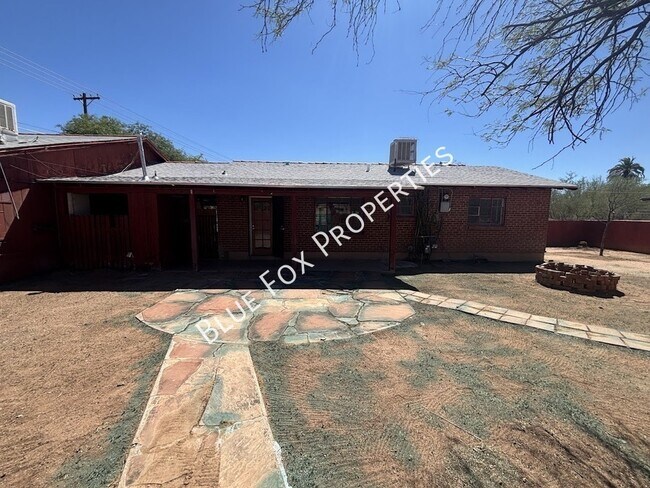 Building Photo - 949 N Montezuma Ave