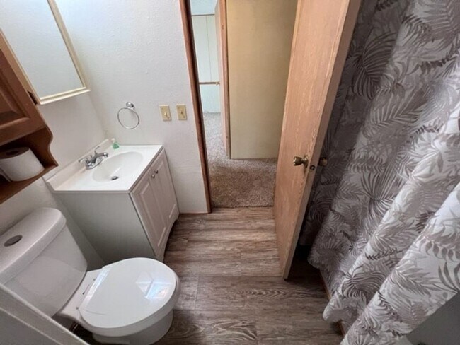 Building Photo - 3 Bedrooms, Includes Fenced Yard New carpe...