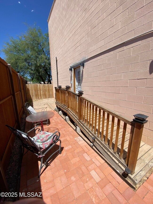 Building Photo - 2825 N Alvernon Way