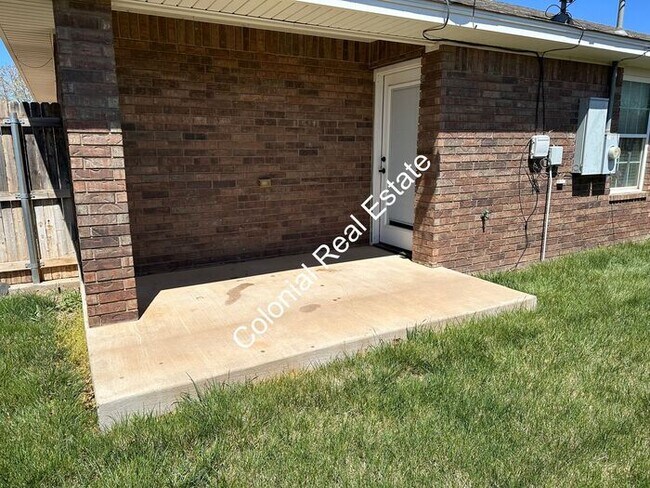 Building Photo - Spacious and updated 3 Bedroom 2 bathroom ...