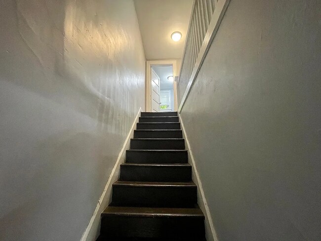 Building Photo - For Rent 3 Bedroom Townhouse on a Quiet Street