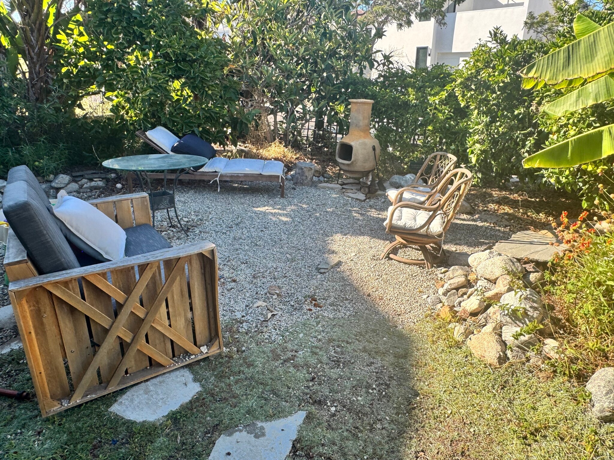 Front yard outdoor private living space. - 3243 Mountain View Ave