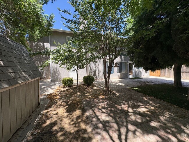 Building Photo - 703 W Russell Ave