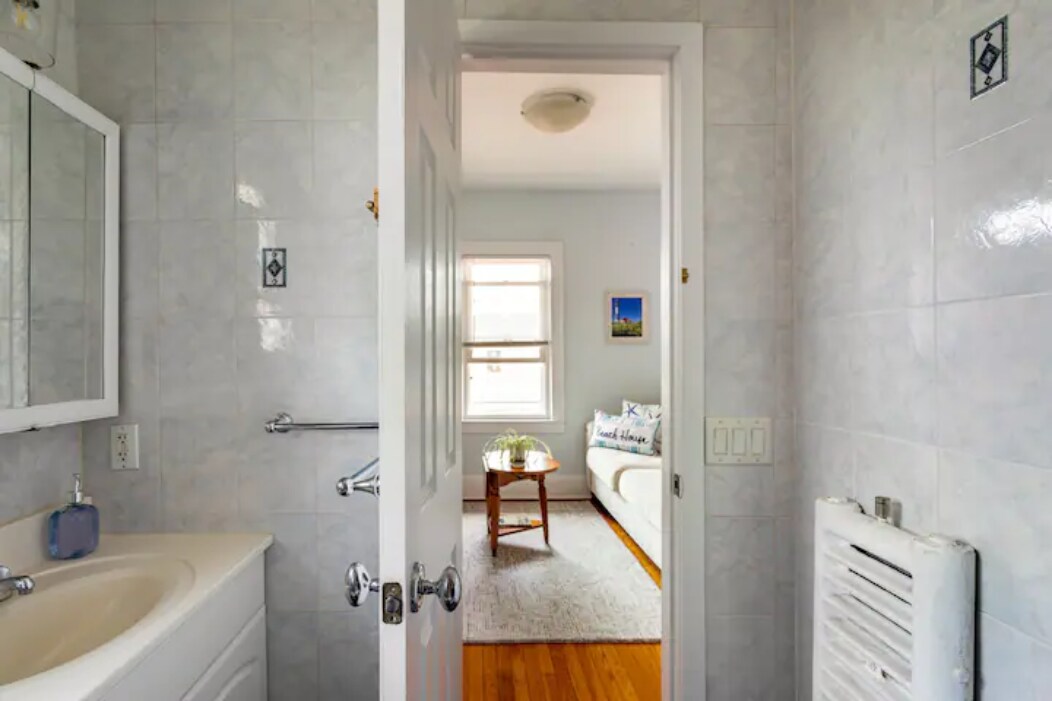 Building Photo - 28 Walnut E St