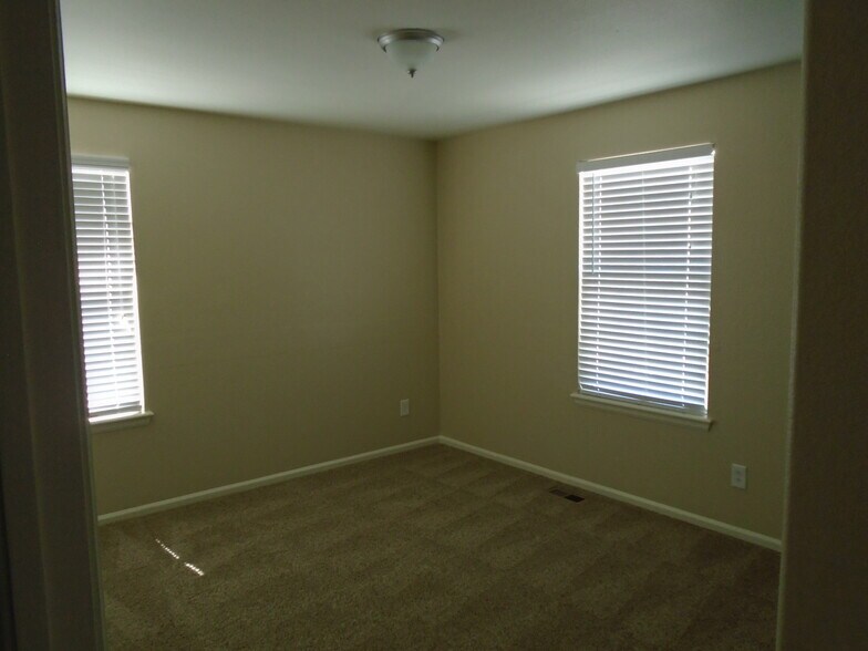 Building Photo - 1020 Quail Cir