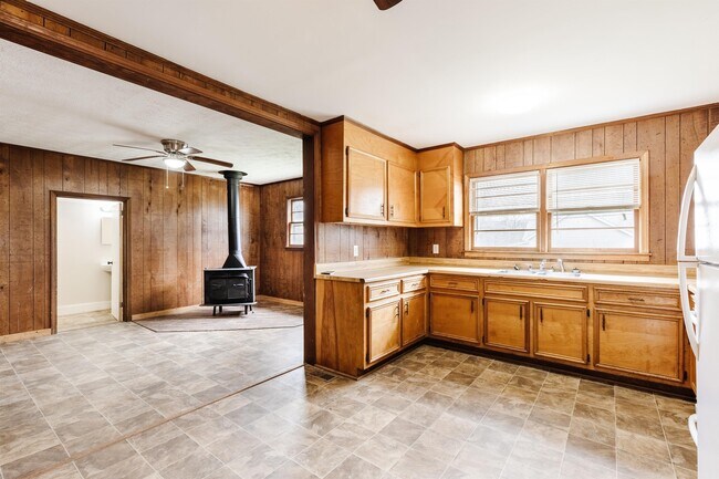 Building Photo - 22 E 7th St