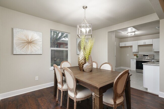Building Photo - 3 bedroom 2 bath less than a mile from Fort Sam AFB!