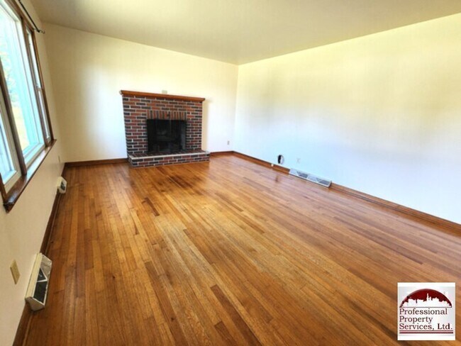 Building Photo - Charming brick rancher offers a perfect bl...