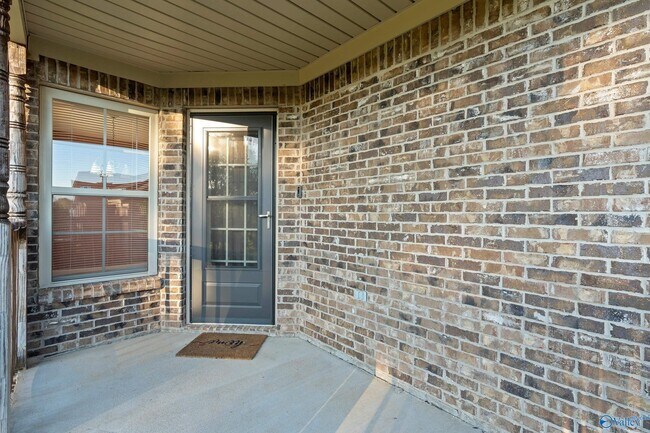 Building Photo - 102 Compass Hill Cir