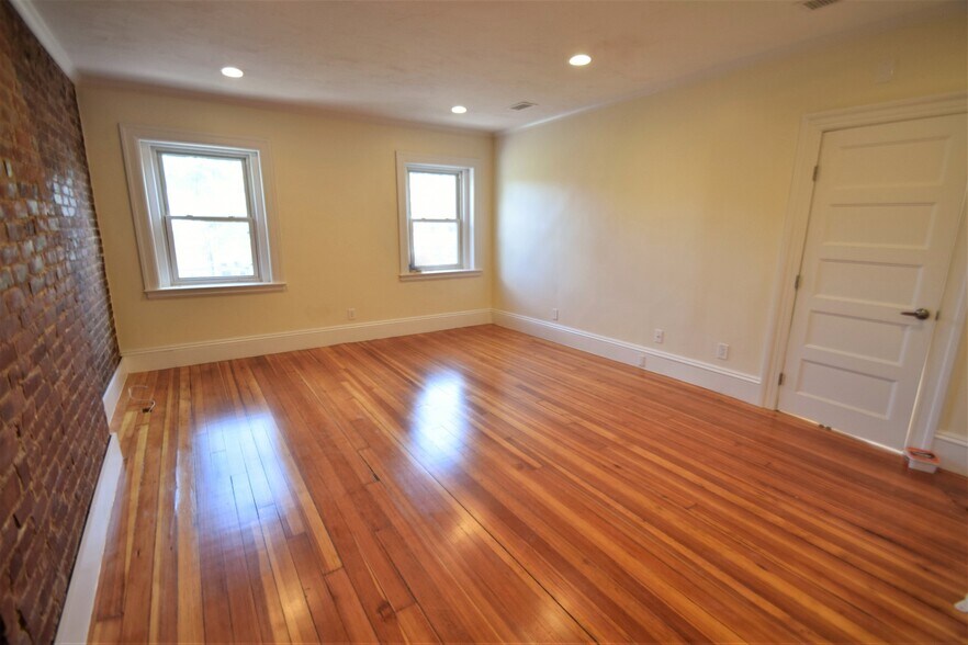 Building Photo - 1614 Beacon St