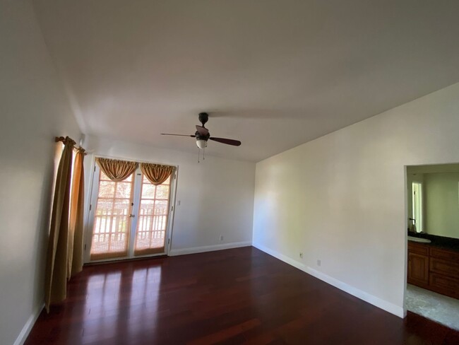 Building Photo - Spacious Condo Thousand Oaks