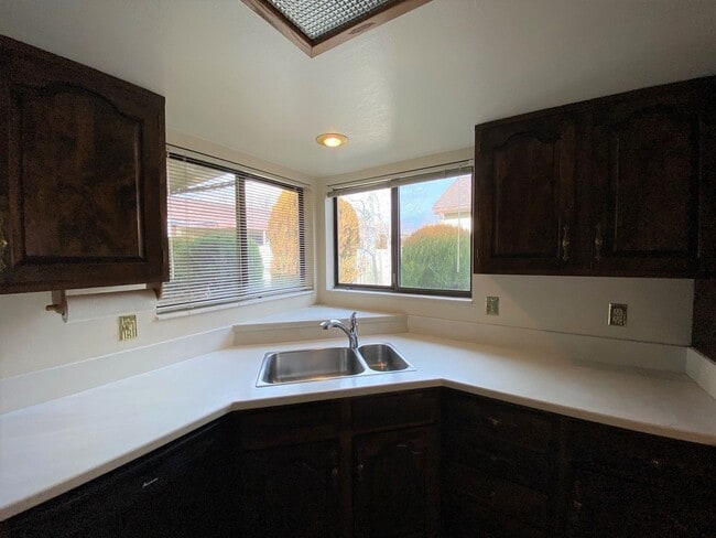 Building Photo - Beautiful Home in Old Southwest Reno w/Large Backyard