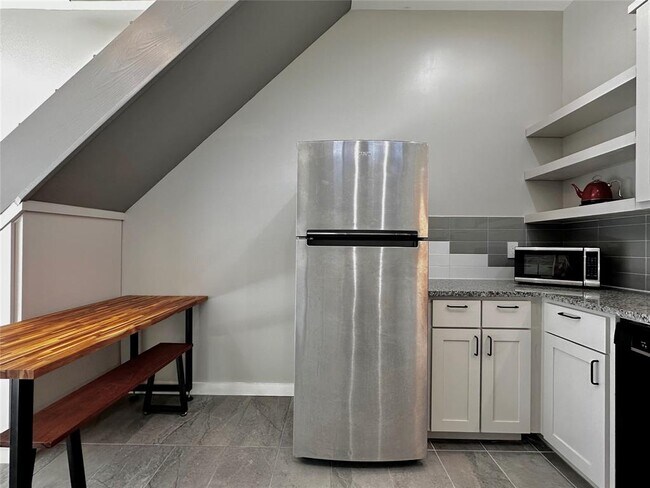 Building Photo - 914 E 39th St