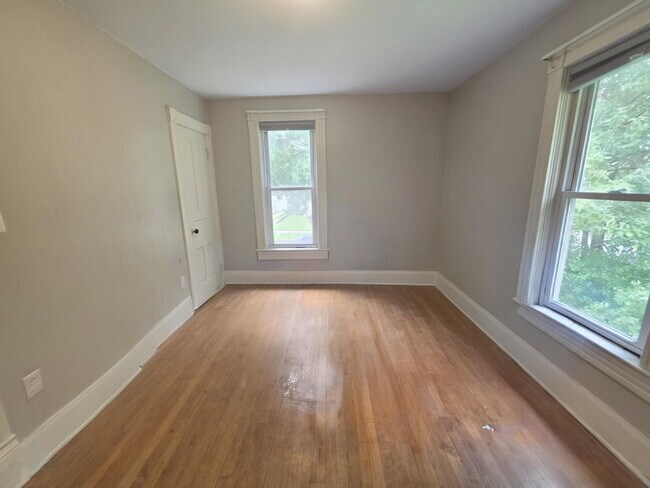 Building Photo - Bright 1 Bedroom Upper Unit Near UWEC, Water Street & Mayo Clinic – Available August 1st