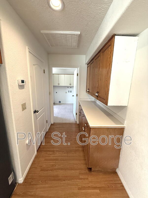 Building Photo - 2506 W Grandview Dr