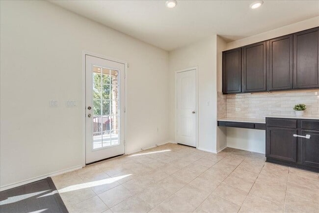 Building Photo - 815 Sandhill Branch Dr