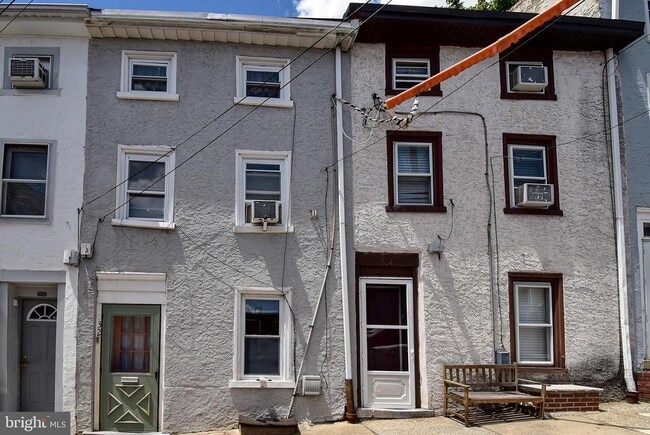 Building Photo - 132 Conarroe St