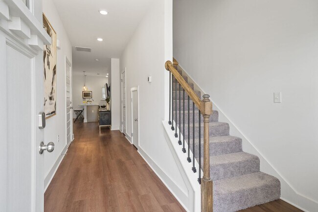 Building Photo - 2 Bedroom Home with Garage AND Fenced Back...