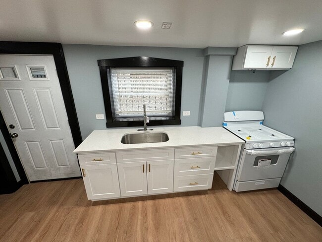 Building Photo - Spacious 1BR Single-Family Near 55th & Whipple — Heat & Hot Water Included