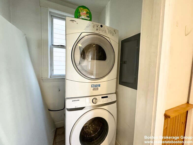 Building Photo - 45 Hillside St