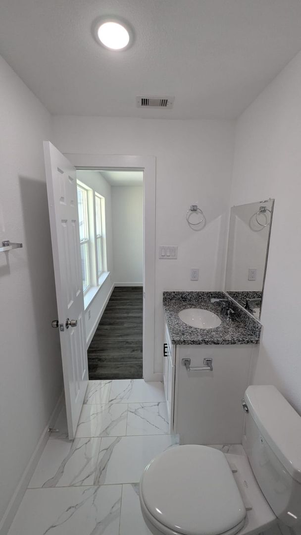 Building Photo - ? Modern 3-Bedroom Duplex with Open Layout ?