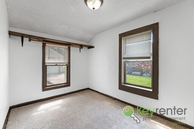 Building Photo - 3 Bedroom 1 Bath for rent | Seneca and McC...