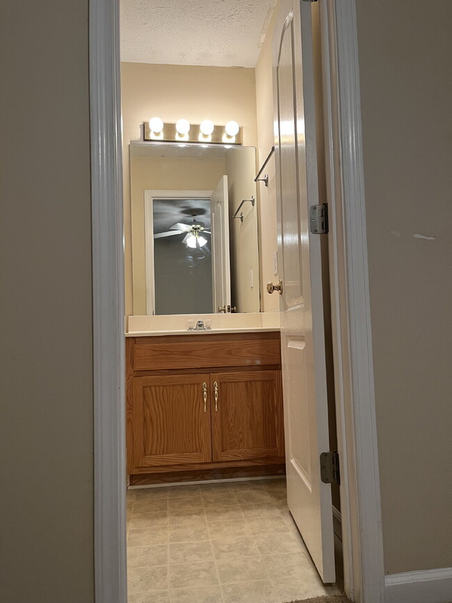 Building Photo - "Charming 2-Bedroom Townhouse with 2.5 Baths in Murfreesboro – Spacious 1,290 Sq Ft Living!"