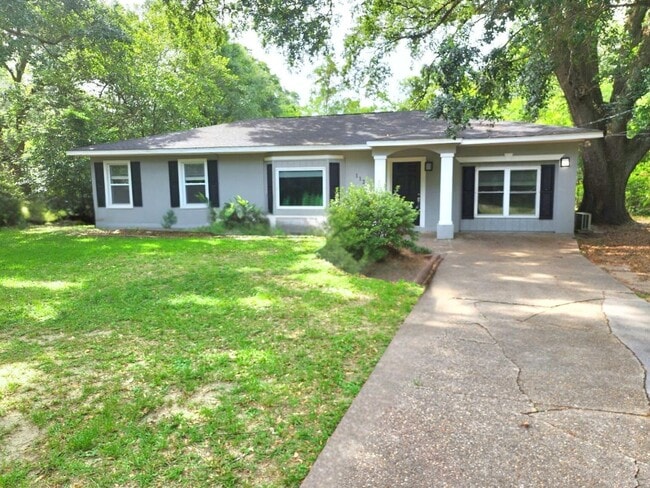 Primary Photo - Stunning 4/2 Redecorated Home Close to I-110!