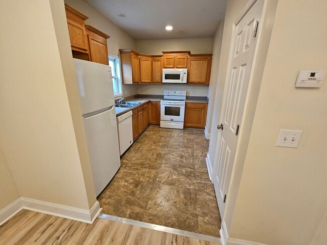Building Photo - 3BR 2BA Townhome