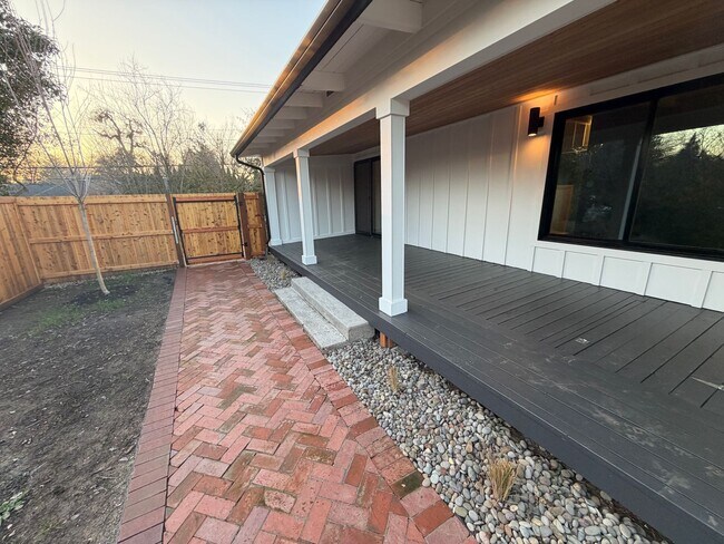 Building Photo - WAL2 - FULLY renovated 3 bed 1.5 bath on OAKWAY!