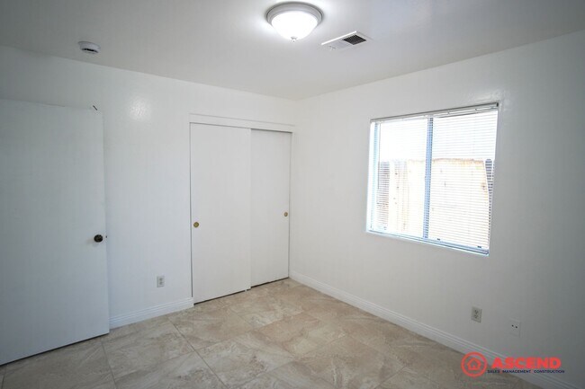 Building Photo - Darling Home in SW!