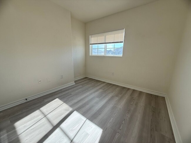 Building Photo - Townhome Near Retama Park...No Carpet.