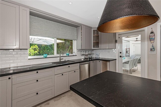 Building Photo - 375 Harbor Ct