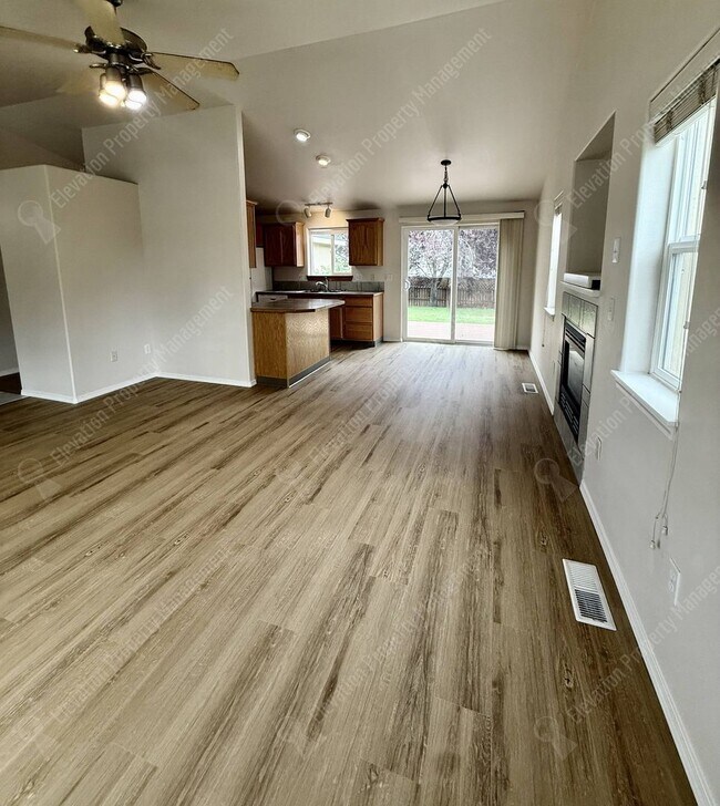 Building Photo - Single Level 3 BR in NE Bend with huge fenced yard!