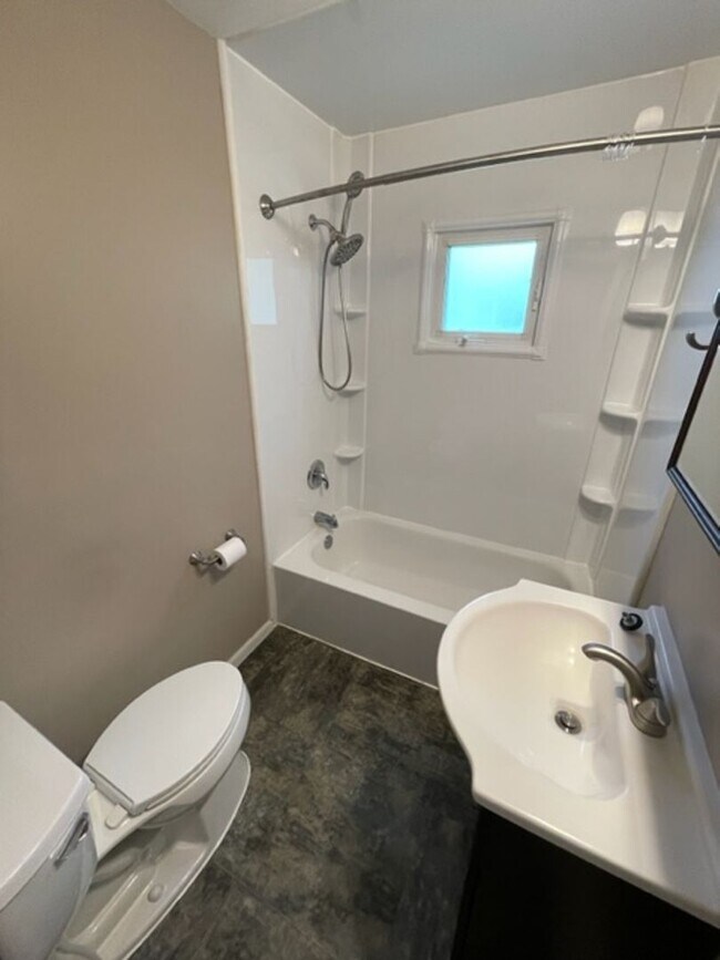 Building Photo - ADORABLE 3 BED 1.5 BATH BUNGALOW -----DEERING ST.