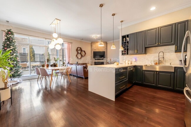 Building Photo - 852 N Damen Ave