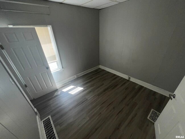 Building Photo - 114 E Maywood Ave