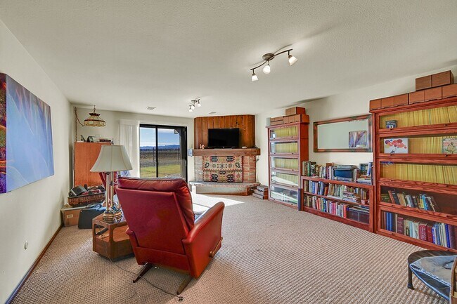 Building Photo - Backs to private lake with mountain views