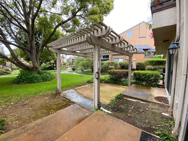 Building Photo - Spacious 2 Bedroom/ 2 Bath in the Highly D...