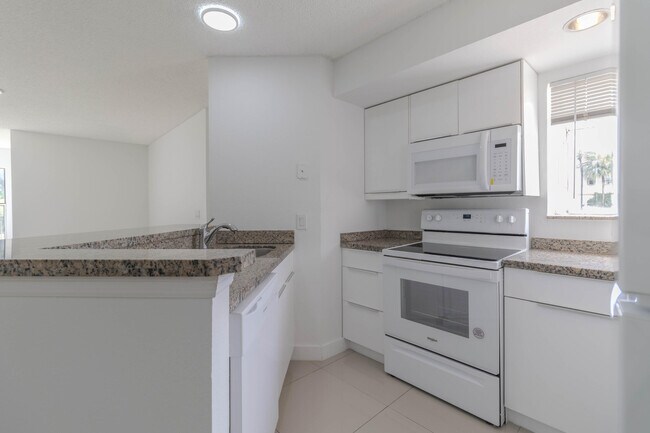 Building Photo - 3350 Pinewalk Dr N