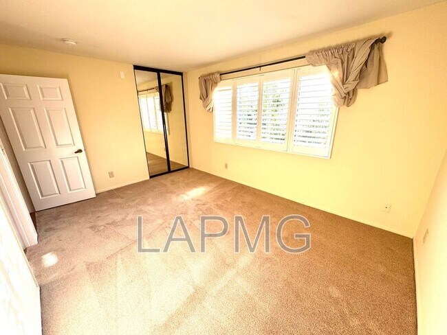 Building Photo - 12251 Moorpark St